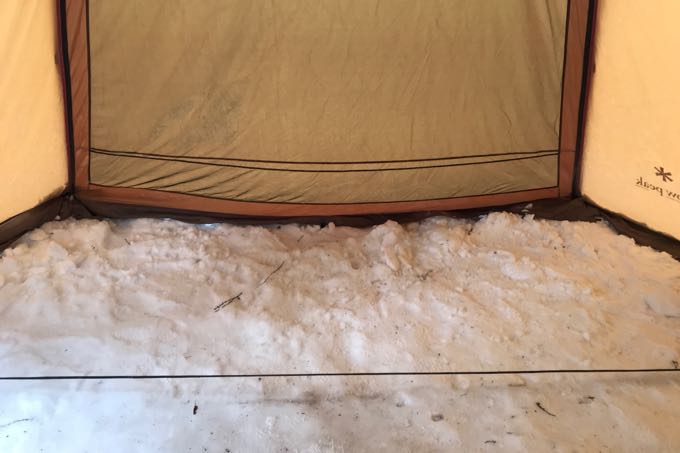 テントの隙間を雪で埋める