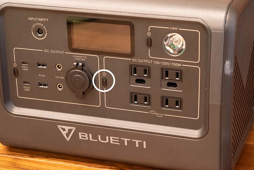 ポータブル電源 BLUETTI（ブルーティ） EB70の電源スイッチ