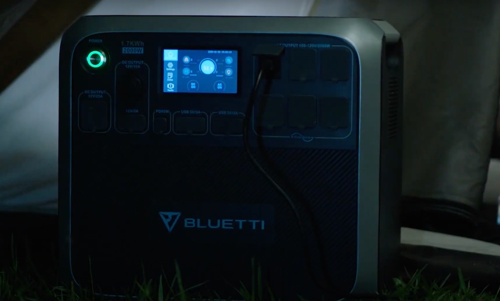 BLUETTI AC200Pは液晶画面のおかげで暗闇でも見やすいので、夜の屋外で使用している時も便利