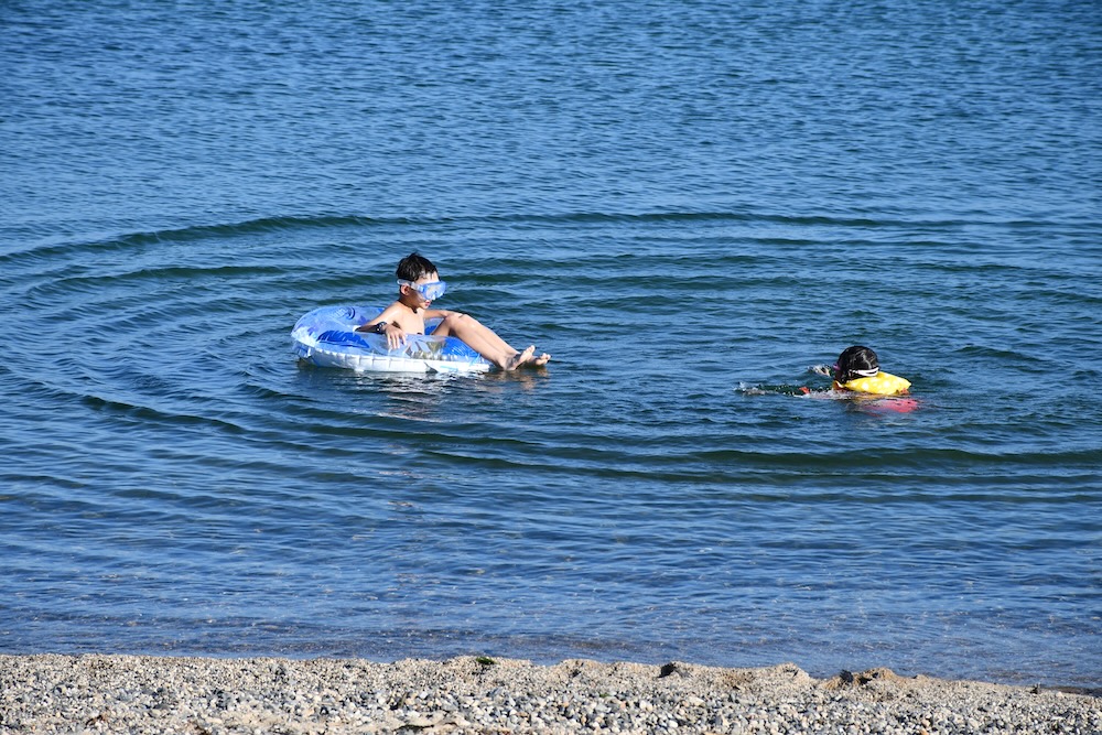 マキノサニービーチ高木浜オートキャンプ場で子供の水遊び