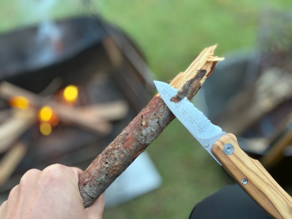 マローヤナイフで木を削る
